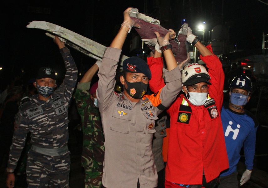 El personal de rescate de Indonesia transporta piezas de los restos recuperados del lugar del accidente del vuelo SJ182 de Sriwijaya Air en el puerto de Yakarta el 10 de enero de 2021, luego del accidente del 9 de enero del avión Boeing 737-500 de la aerolínea en el mar de Java minutos después del despegue. &nbsp;