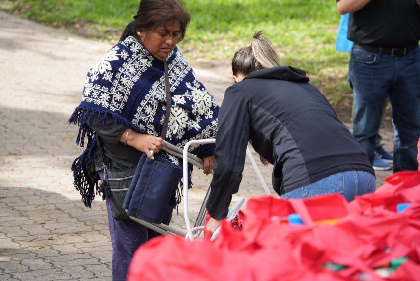 Una mujer recibe alimentos en Miami.
