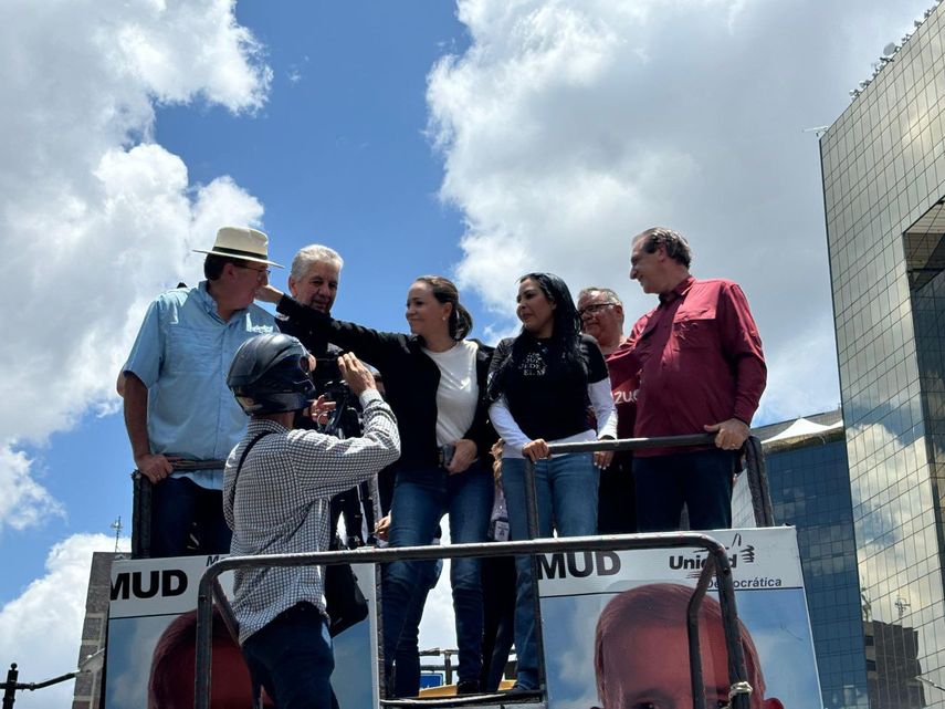 En moto, con suéter de capucha negro, llegó María Corina Machado a la protesta en Caracas.