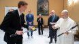El Papa León XIV (derecha) sonríe junto con el tenista italiano Jannik Sinner en el Vaticano, el 14 de mayo de 2025.