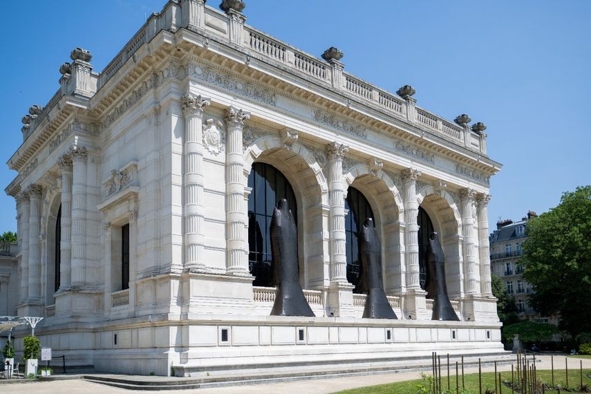 Esta fotografía muestra una instalación creada por el diseñador de moda estadounidense Rick Owens, cubierta con tela de lentejuelas, colocada en la fachada sur del Palacio Galliera en París, como parte de la exposición dedicada a Rick Owens, el 13 de junio de 2025. &nbsp;