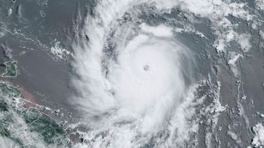 La imagen satelital de la Administración Nacional Oceánica y Atmosférica (NOAA) muestra el huracán Beryl, el 30 de junio de 2024.
