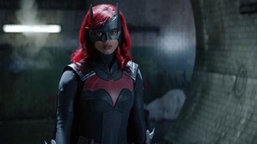 En esta imagen proporcionada por The CW, Javicia Leslie en una escena de Batwoman.&nbsp;