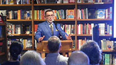 El autor durante la presentación, este sábado en Books & Books.&nbsp;