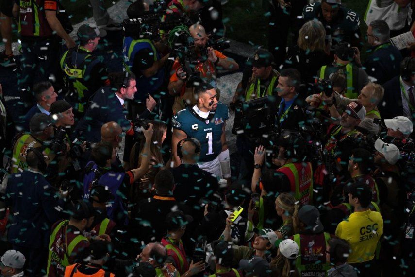 El mariscal de campo de los Eagles de Filadelfia, Jalen Hurts, durante una entrevista televisiva tras ganar el Super Bowl 59, el 9 de febrero de 2025.