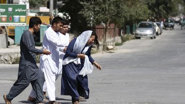 &nbsp;Civiles afganos huyen del lugar del atentado ocurrido en una mezquita de la minoría musulmana chií durante las oraciones de los viernes en Kabul (Afganistán), hoy 25 de agosto de 2017. &nbsp;