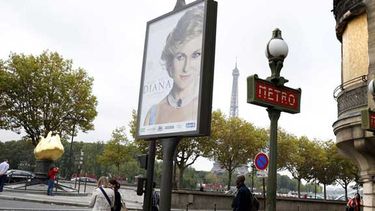Un cartel que anunciaba el estreno de la cinta Diana, que se estrena hoy en París, fue retirado de las proximidades del puente de lAlma de la capital francesa, donde hace 16 años falleció la exesposa del príncipe Carlos de Inglaterra. (EFE)