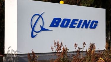 Logo del fabricante Boeing en una de sus plantas de ensamblaje.