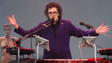 En esta foto de archivo tomada el 30 de septiembre de 2013, el músico argentino Charly García se presenta en el escenario del teatro Colón durante su espectáculo Lineas Paralelas, Artificio Imposible (Parallel Lines, Impossible Device) en Buenos Aires.&nbsp;