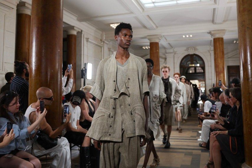 Los diseñadores utilizaron sedas, satenes y transparencias para dar fluidez y sensualidad a sus propuestas, una manera de reinventar la masculinidad.