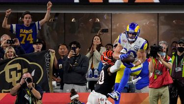 El receptor de Rams de Los Ángeles Cooper Kupp (10) atrapa un pase de touchdown ante los Bengals de Cincinnati en el Super Bowl, el domingo 13 de febrero de 2022, en Inglewood, California.&nbsp;