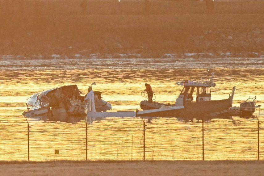 Se ve parte de los restos mientras los botes de rescate buscan en las aguas del río Potomac después de que un avión que se aproximaba al Aeropuerto Nacional Reagan se estrellara en el río cerca de Washington, DC, el 30 de enero de 2025.&nbsp;