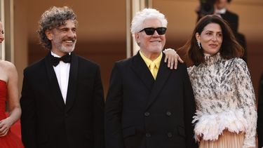 El actor Leonardo Sbaraglia, el Director Pedro Almodovar y la actriz Barbara Lennie asisten al estreno de Bitter Christmas (Amarga Navidad) durante el Festival de Cannes.