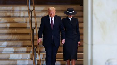 El presidente Donald Trump y la primera dama Melania Trump llegan al Salón de la Emancipación durante las ceremonias de inauguración en el Capitolio de los Estados Unidos en Washington, DC el 20 de enero de 2025.