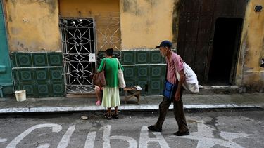 Un hombre camina por una calle en La Habana el 22 de octubre de 2024.