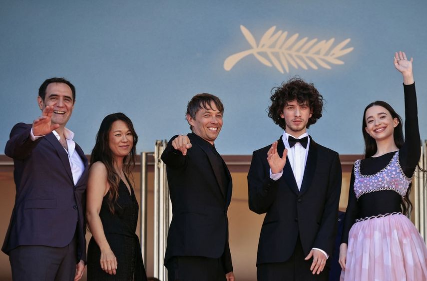 El actor estadounidense Karren Karagulian, la productora estadounidense Samantha Quan, el productor estadounidense Sean Baker, el actor ruso Mark Eydelshteyn y la actriz estadounidense Mikey Madison llegan para la proyección de la película Anora en la 77ª edición del Festival de Cine de Cannes el 21 de mayo de 2024.