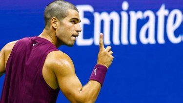 El español Carlos Alcaraz celebra durante su estreno en el Abierto de Estados Unidos, el 25 de agosto de 2025.