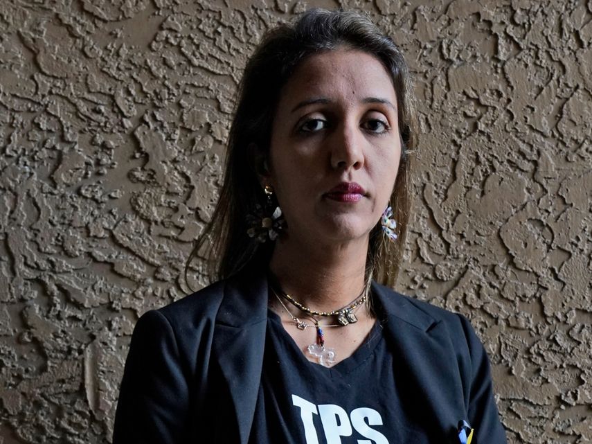 Mariana Molero porta una camiseta de con la inscripción TPS para venezolanos mientras posa para una foto en su casa en Pembroke Pines, Florida, el viernes 22 de enero de 2021