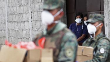 Los soldados distribuyen alimentos a las personas que no pueden salir de sus hogares durante el bloqueo establecido para ayudar a contener la propagaci&oacute;n del nuevo coronavirus en Quito, Ecuador, el jueves 2 de abril de 2020.