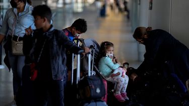 Una familia llega al aeropuerto internacional de Miami antes de su vuelo con destino a Panamá, el lunes 27 de diciembre de 2021.