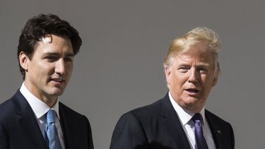 Imagen de archivo del primer ministro de Canadá, Justin Trudeau (izq.) junto al presidente de EEUU, Donald Trump, en la Casa Blanca, en febrero de 2017.