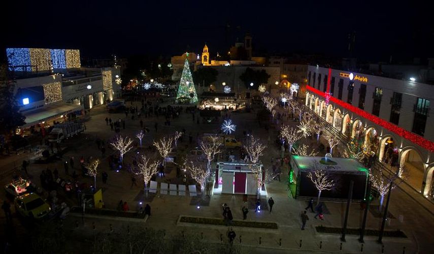 Vista general de la plaza Manger decorada con motivos navideños, cerca de la iglesia de la Natividad, construida sobre la gruta en la que nació Jesús, en Belén (EFE)