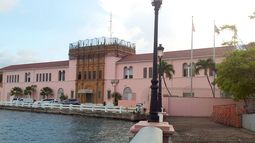 Si ingresa a los Estados Unidos a través de Puerto Rico y las Islas Vírgenes Estadounidenses, se requiere que los navegantes reporten su llegada por teléfono.