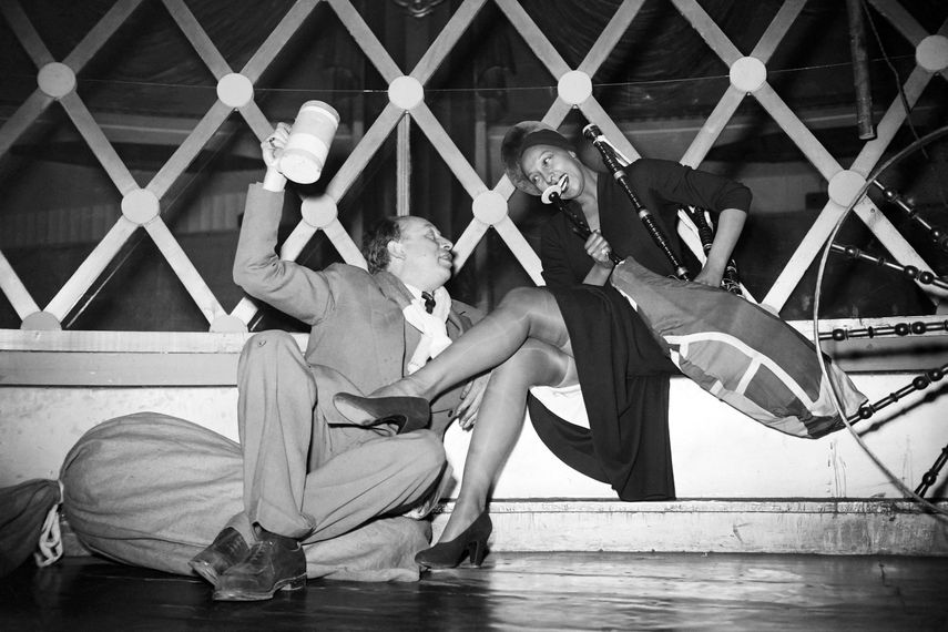 En esta foto de archivo tomada el 13 de febrero de 1949, Josephine Baker posa con Michel Gyarmathy, director artístico y diseñador de vestuario, en el Folies Bergère de París, para celebrar su regreso al escenario.