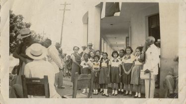El 24 de febrero de 1952 un grupo de alumnas de tercer grado de la Escuela Pública No. 126 Ramón Rosaínz, situada en Monte y Pila, Cerro, ese día fuimos a confraternizar y llevarle tabacos a antiguos mambises de la Guerra de Independencia que vivían en el Hogar del Veterano, en San Miguel y Agustina, 10 de Octubre (en la actualidad el lugar es un deprimente asilo de ancianos). Nos acompañó la maestra, Dra. Carmen Córdoba, graduada de Pedagogía en la Universidad de La Habana.&nbsp;