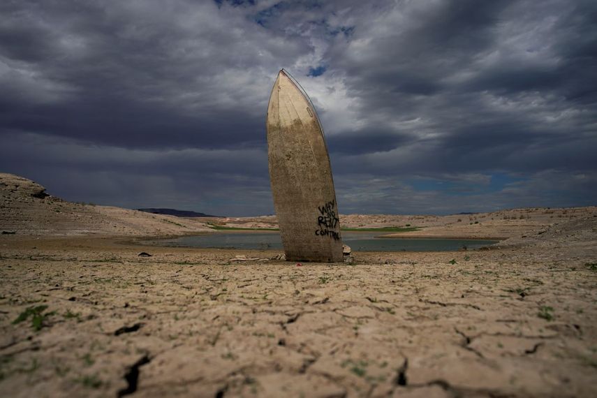 La punta de un bote que se había hundido y quedó semienterrado en el fondo del lago Mead de Nevada, cerca de Boulder City. El bote quedó al descubierto al bajar las aguas del lago en medio de una sequía.&nbsp;