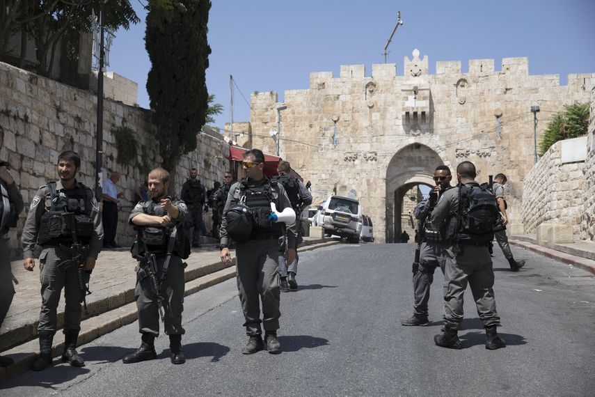 Agentes de policía israelíes permanece en guardia ante la Puerta de los Leones en la Ciudad Vieja de Jerusalén,&nbsp;Israel.&nbsp;