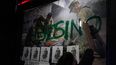Un manifestante escribe la palabra Asesino con pintura en aerosol en una pared durante una marcha hacia el Senado para protestar contra la propuesta del presidente mexicano de trasladar a la Guardia Nacional al control operativo y administrativo de la Secretaría de Defensa, en la Ciudad de México, el martes 6 de septiembre de 2022.&nbsp;