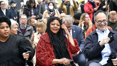 La escultora estadounidense Simone Leigh sonríe durante la inauguración del pabellón de Estados Unidos en la 59a Bienal de las Artes en Venecia.
