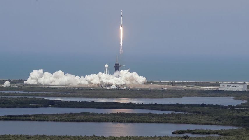 El presidente Donald Trump observa el vuelo de SpaceX a la Estación Espacial Internacional en el Centro Espacial Kennedy el sábado 30 de mayo de 2020 en Cabo Cañaveral, Florida. 