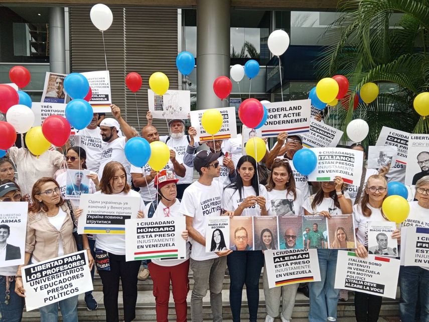Este viernes 9 de mayo, el Comité por la Libertad de los Presos Polìticos venezolanos protestó frente a la Unión Europea. Ante lo hizo ante las embajadas de Colombia, México, y Japón