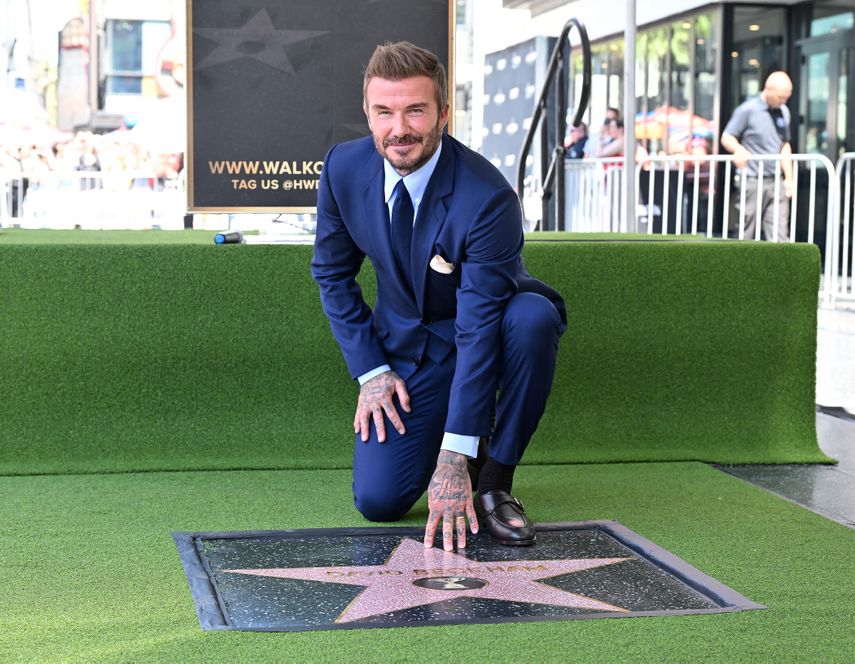El exfutbolista inglés David Beckham posa junto a su estrella recién inaugurada en el Paseo de la Fama de Hollywood durante una ceremonia celebrada en Hollywood, California, el 12 de junio de 2026.