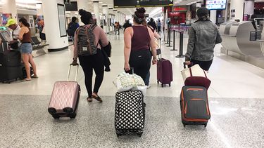 Pasajeros transitan por el Aeropuerto Internacional de Miami.