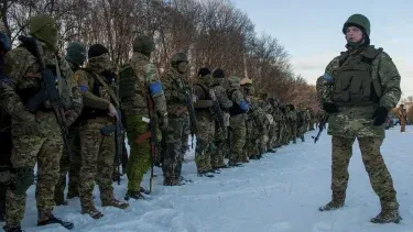 Soldados ucranianos, durante un entrenamiento a las afueras de Járkiv, Ucrania.