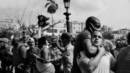 Juan Dennis Rodríguez, en el momento en el que un policía vestido de civil lo arresta por medio de la fuerza. Tras un juicio sumario colectivo, lo acusaron de “desorden público” y lo sentenciaron a 12 meses de privación de libertad.&nbsp; &nbsp;