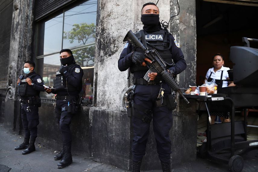 Policías fuertemente armados vigilan las calles del centro de San Salvador, El Salvador, el domingo 27 de marzo de 2022. El Congreso de El Salvador accedió al pedido del presidente Nayib Bukele de declarar el estado de emergencia, en medio de una ola de asesinatos relacionados con pandillas durante el fin de semana.