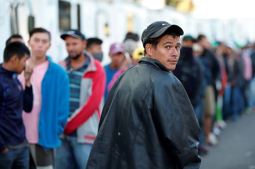 Grupos de migrantes descansan en el deportivo Jesús Martínez Palillo, en Ciudad de México, mientras deciden si continúan o no con la travesía hacia EEUU.