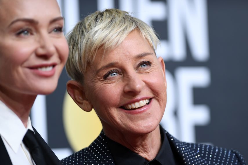 En esta foto de archivo tomada el 5 de enero de 2020, la actriz estadounidense Portia de Rossi (izquierda) y la comediante estadounidense Ellen DeGeneres llegan a la 77a entrega anual de los Globos de Oro en Beverly Hills, California. DeGeneres dio positivo por COVID-19, dijo el 10 de diciembre de 2020.&nbsp;