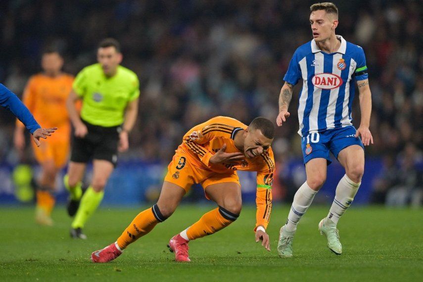 El delantero francés #09 del Real Madrid, Kylian Mbappé, hace una mueca tras recibir una falta durante el partido de fútbol de la liga española entre el RCD Espanyol y el Real Madrid CF en el Estadio RCDE en Cornella de Llobregat el 1 de febrero de 2025.