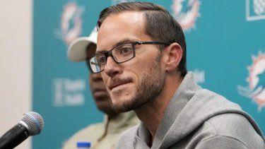 El entrenador principal de los Dolphins, Mike McDaniel, escucha una pregunta durante una rueda de prensa celebrada el pasado 16 de enero de 2023.