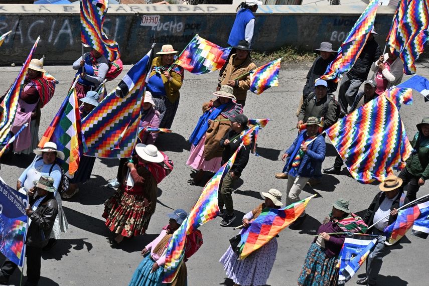 Simpatizantes del expresidente de Bolivia, Evo Morales, marchan hacia La Paz en la denominada Marcha para salvar a Bolivia.