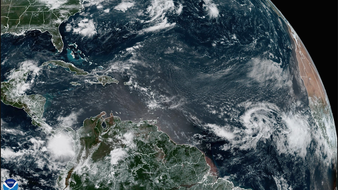 Imagen satelital del sistema tropical lejos de Florida