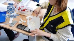 La denominada operación Galán incluyó registros domiciliarios en Armilla, provincia española de Granada, en los que se descubrieron 230 gramos de cocaína, 10 de cristal, documentación relacionada con el caso y 260 euros en metálico.