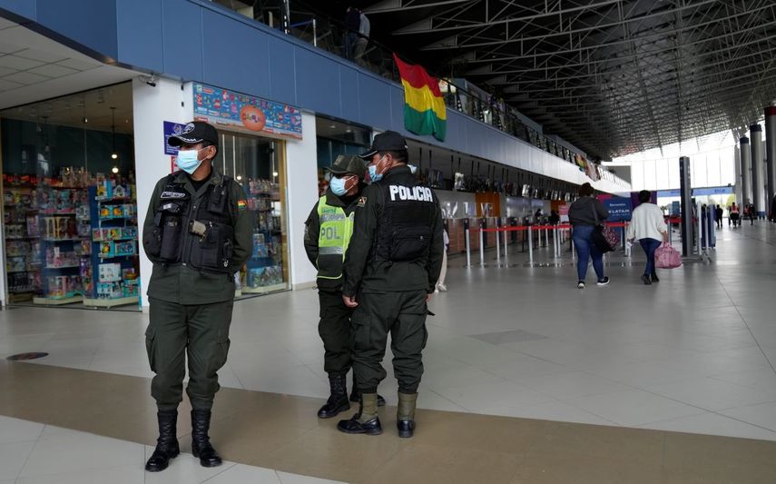 Despliegue policial en aeropuerto de Bolivia el 1ero de Diciembre 2021