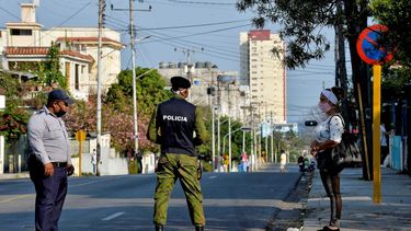 Los agentes de polic&iacute;a fortalecen la seguridad en el barrio El Carmelo en La Habana el 4 de abril de 2020 despu&eacute;s de que el r&eacute;gimen cubano anunci&oacute; su aislamiento como medida para contener la propagaci&oacute;n del nuevo coronavirus despu&eacute;s de la detecci&oacute;n de casos de COVID-19.