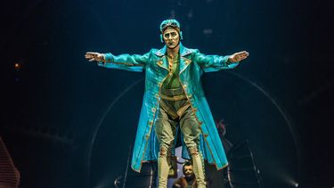 El colombiano James González realizando su acto, el Rola Bola. 